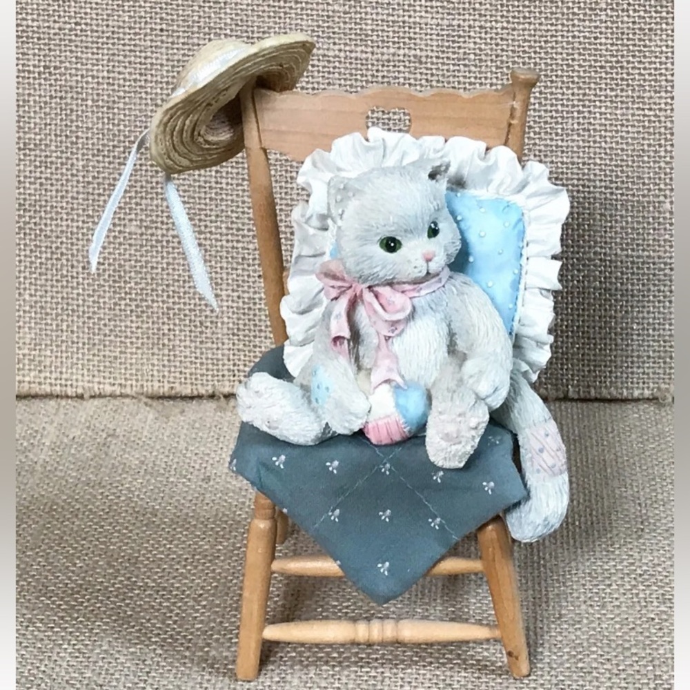 Vintage White Cat in Chair Resin Figurine Kitsch Cottage Granny Core AS IS READ - Picture 1 of 8
